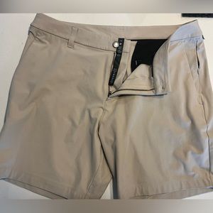 Lululemon - Commission - Classic Fit - 7” shorts